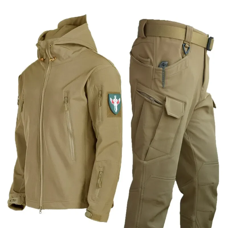 Jaquetas e calças militares